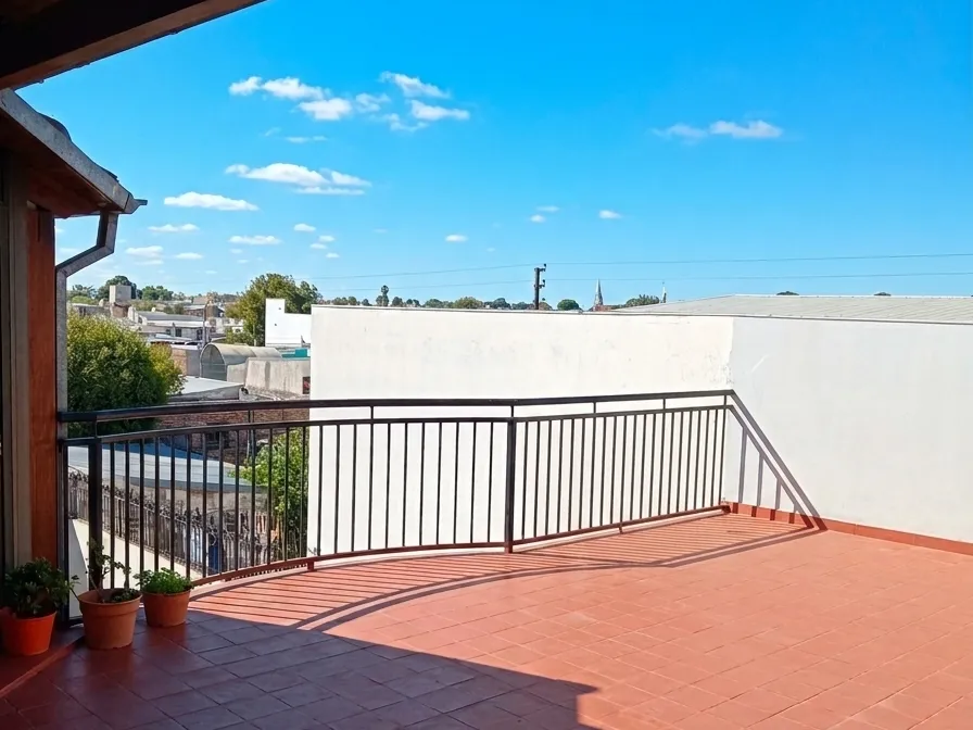 HERMOSA CASA CON SALON VENDE