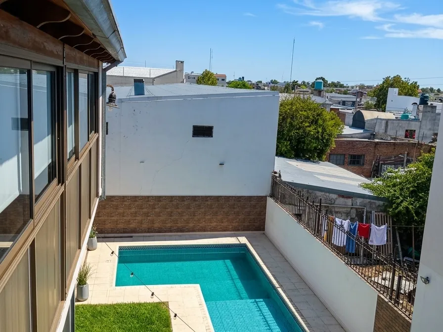 HERMOSA CASA CON SALON VENDE