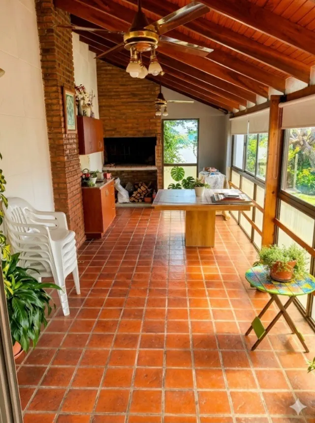 HERMOSA CASA CON SALON VENDE