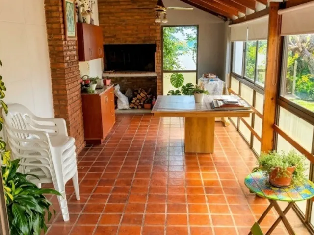 HERMOSA CASA CON SALON VENDE