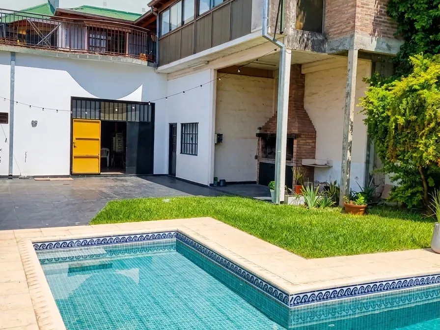 HERMOSA CASA CON SALON VENDE